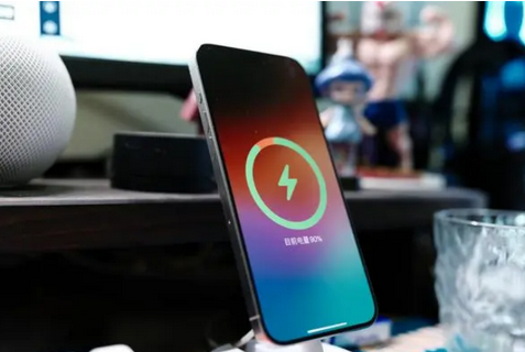 抚顺苹果15换屏服务分享用什么充电器给iPhone15充电更好 